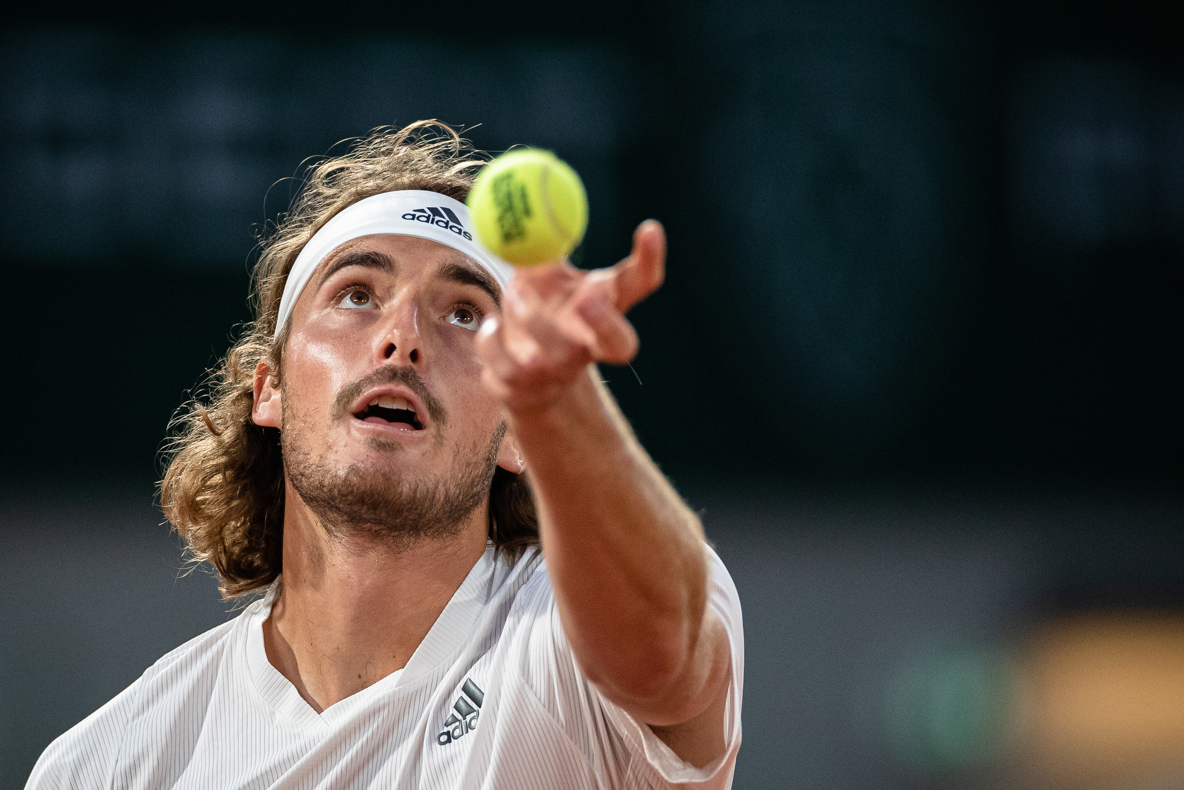 包含英国网球队鏖战美国网球队，西西帕斯爆发神勇的词条