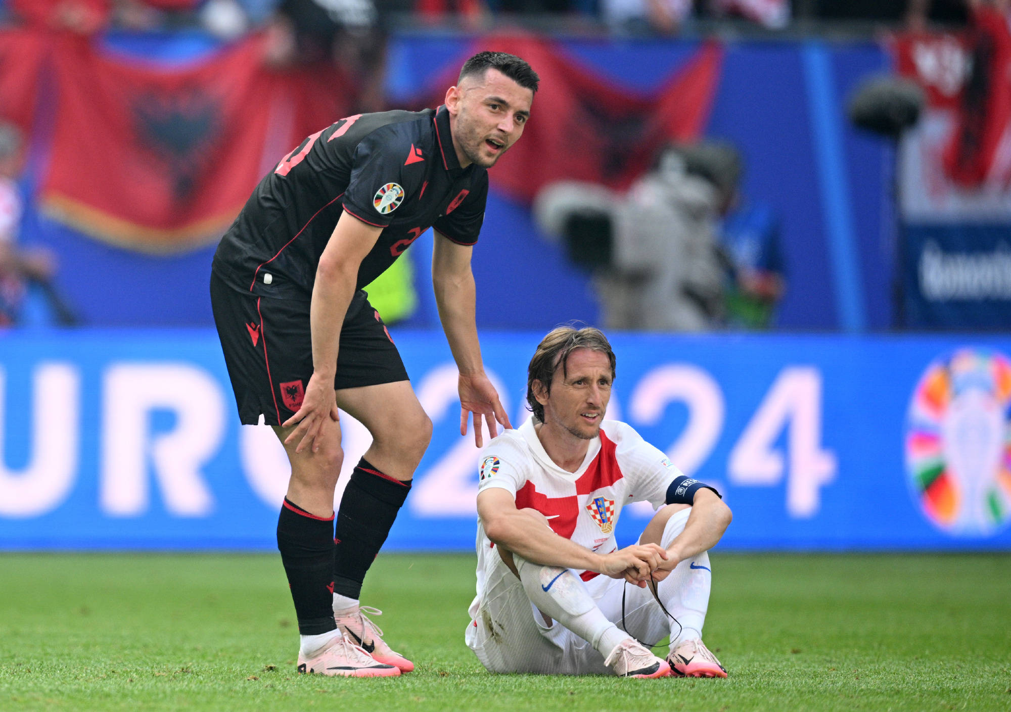 ac米兰下载-欧锦赛资格赛告捷，球员信心百倍备战欧洲杯