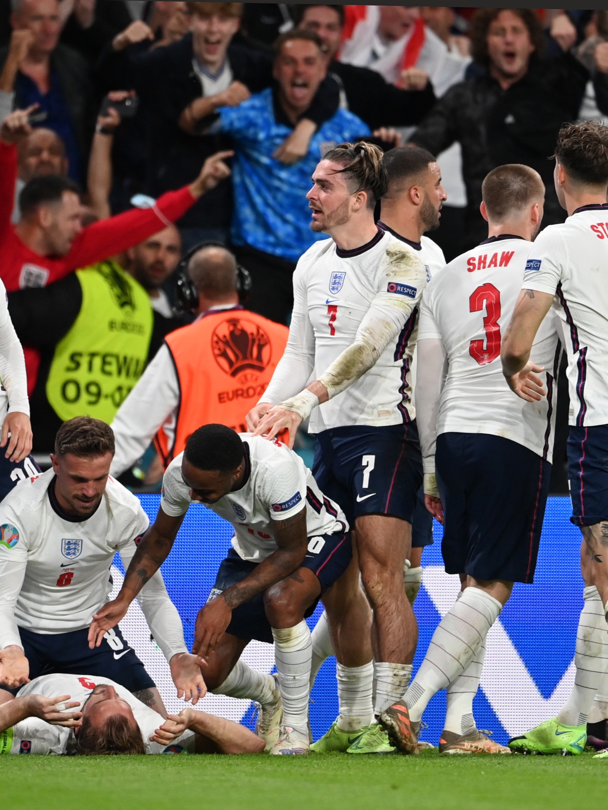 米兰体育入口-包含英格兰队鏖战波兰队,马龙刷新纪录的词条