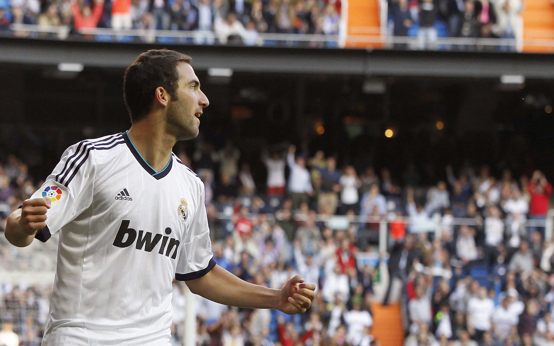 米兰体育官网-从嘘声到掌声，楚阿梅尼的救赎之路与苏格兰的战术风暴