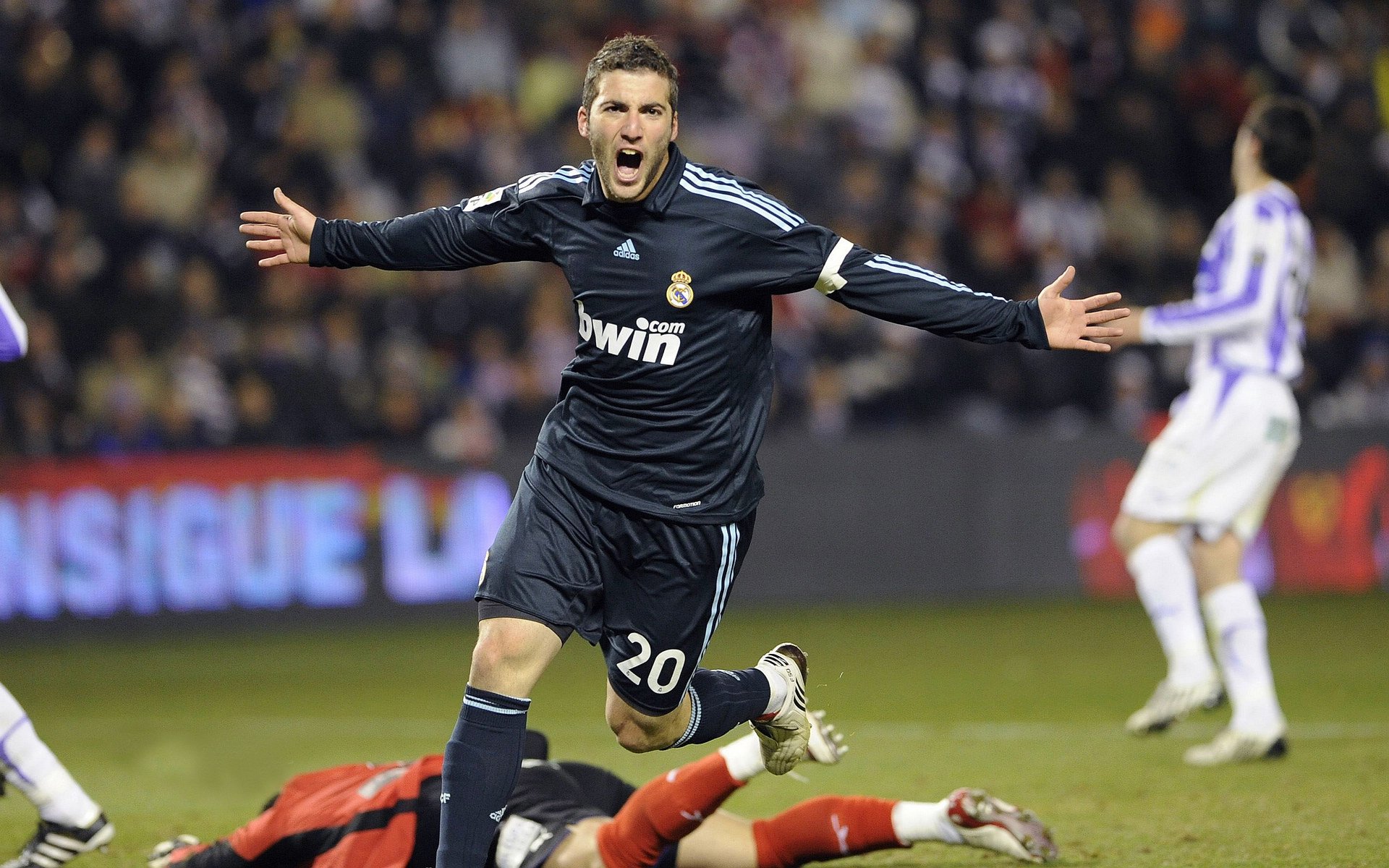 米兰捕鱼-孤星破晓，阿尔瓦雷斯扛起全队，曼城英超争冠夜的英雄史诗